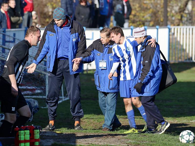 Divize B, 15. kolo: FK Brandýs - Sokol Libiš (v modrém) 1:2.