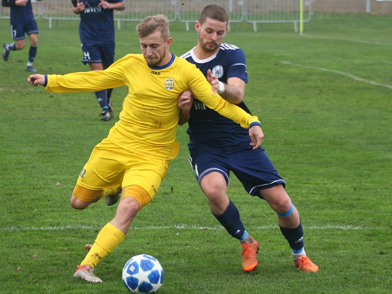 Fotbal, divize B, 14. kolo, Sokol Libiš (v modrém) vs. Neratovice 0:1 na penalty.