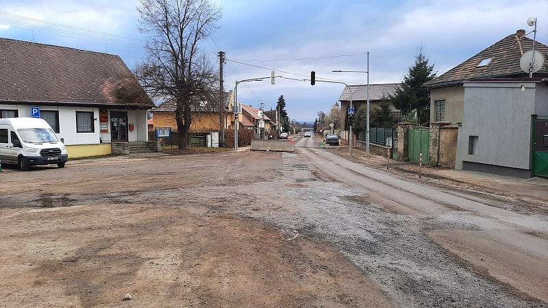 Opravená silnice v Nové Vsi na Mělnicku.