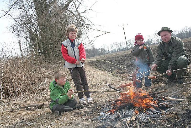 Věšení budek ve Velkém Borku.