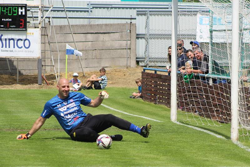 Stará garda FK Pšovka Mělník nastoupila proti týmu Real Top Praha. Hosté vyhráli charitativní utkání 9:2.