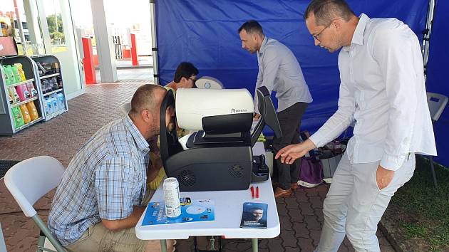 Řidičkám a řidičům měřili zrak zkušení optometristé, a to hned na dvou přístrojích.