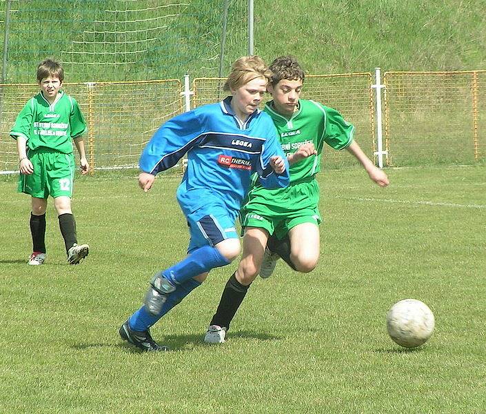 Z utkání I. A třídy mladších žáků FC Beck Mělník - V. Borek (v modrém).