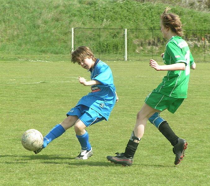 Z utkání I. A třídy mladších žáků FC Beck Mělník - V. Borek (v modrém).