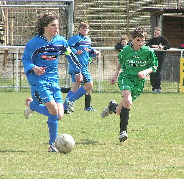 Z utkání I. A třídy mladších žáků FC Beck Mělník - V. Borek (v modrém).