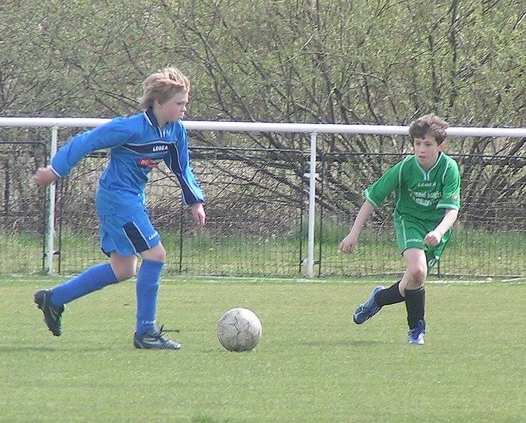 Z utkání I. A třídy mladších žáků FC Beck Mělník - V. Borek (v modrém).