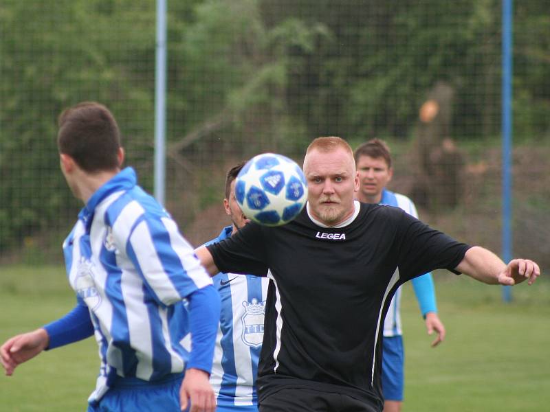 JAKO MAGNET. Fotbalový míč a střílení gólů přitahuje Martina Veselého i poté, co černý dres mělnického FC vyměnil za ten mšenský.