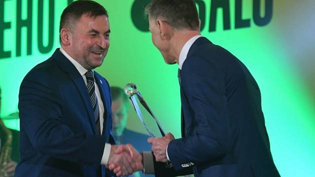 Milan Kormaník při přebírání ocenění z rukou reprezentačního trenéra Jaroslava Šilhavého.