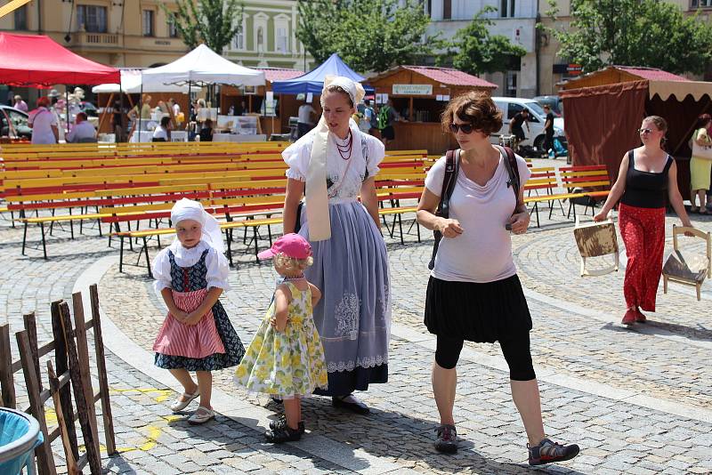 Svatoantonínský jarmark na mělnickém náměstí Míru přilákal v sobotu nejen místní, ale dokonce i turisty ze zahraničí.