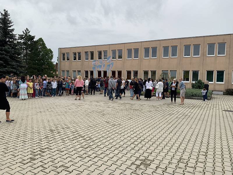 Zahájení nového školního roku se na Základní škole Václava Havla v Kralupech nad Vltavou pojilo s významným historickým milníkem. Za účasti starosty města Marka Czechmanna se totiž zároveň slavilo padesát let od založení školy.