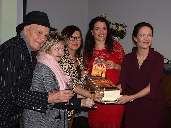 Knihu pokřtili známí herci Jan Přeučil a Eva Hrušková a známá dietoložka MUDr. Kateřina Cajthamlová. A jako překvapení se hosté dočkali dortu ve tvaru knihy s obálkou Nezlomného.