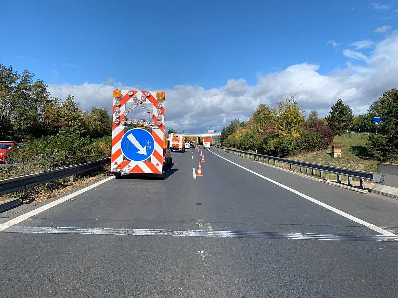 Jednotka Hasičského záchranného sboru Mělník vyjela v pondělí dopoledne k dopravní nehodě tří osobních automobilů na dálnici D8.