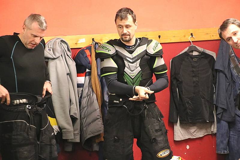Hokejisté Rakovníka (v černém) vyhráli v dalším kole Krajské ligy na ledě Kralup nad Vltavou 4:3.