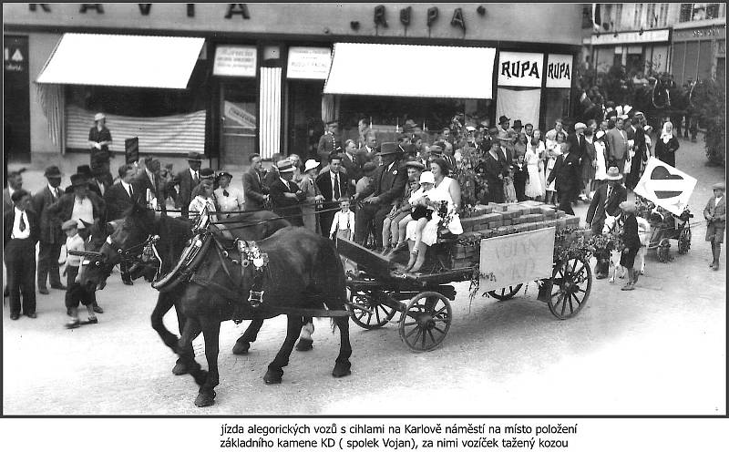 Jízda alegorických vozů s cihlami na Karlově náměstí na místo položení základního kamene v roce 1935.