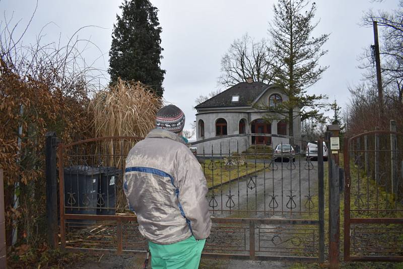 Poklidná obec Vysoká - Bosyně na Kokořínsku se stala v neděli dějištěm hrůzy. Mladá žena zde měla podle policie brutálně zavraždit svého partnera.