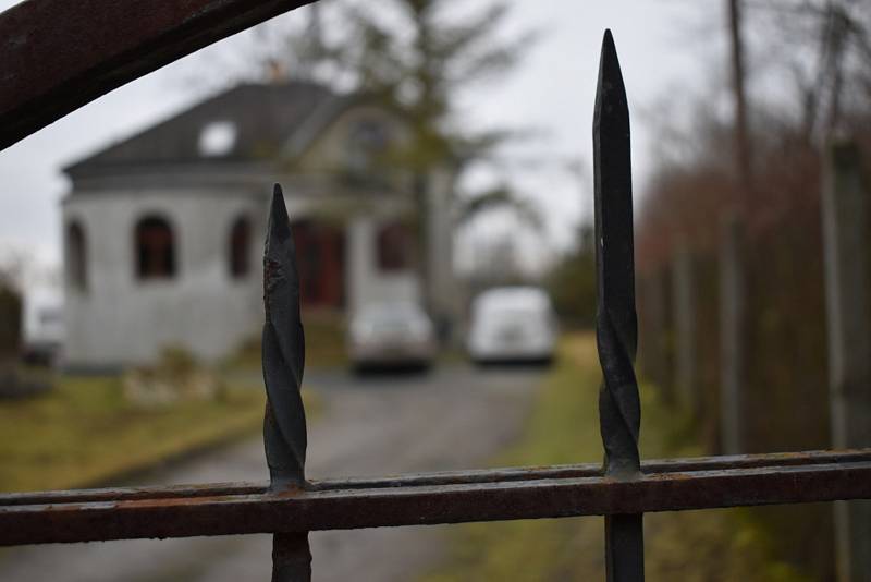Poklidná obec Vysoká - Bosyně na Kokořínsku se stala v neděli dějištěm hrůzy. Mladá žena zde měla podle policie brutálně zavraždit svého partnera.