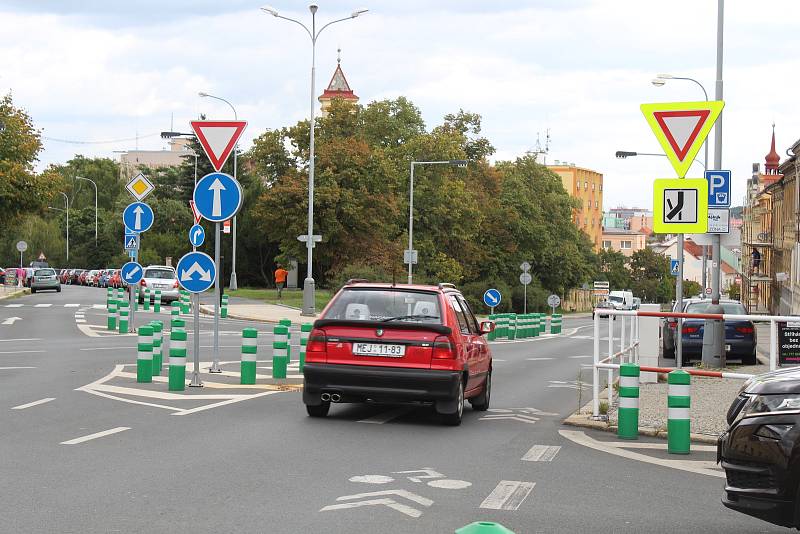 Sociálními sítěmi se valily vlny nevole už od podzimu před dvěma lety, kdy se schweigstillky objevily po rekonstrukci Pražské ulice v městské památkové zóně.