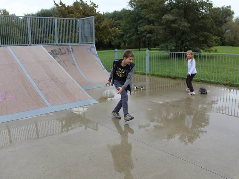 Mělničtí školáci užívají poslední volné dny z letních prázdnin ve skateparku Na Podolí.