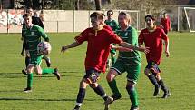 Fotbalisté Sokola Tišice (v zeleném) porazili penaltou v závěru Horní Beřkovice a v jarní části zůstávají stoprocentní.