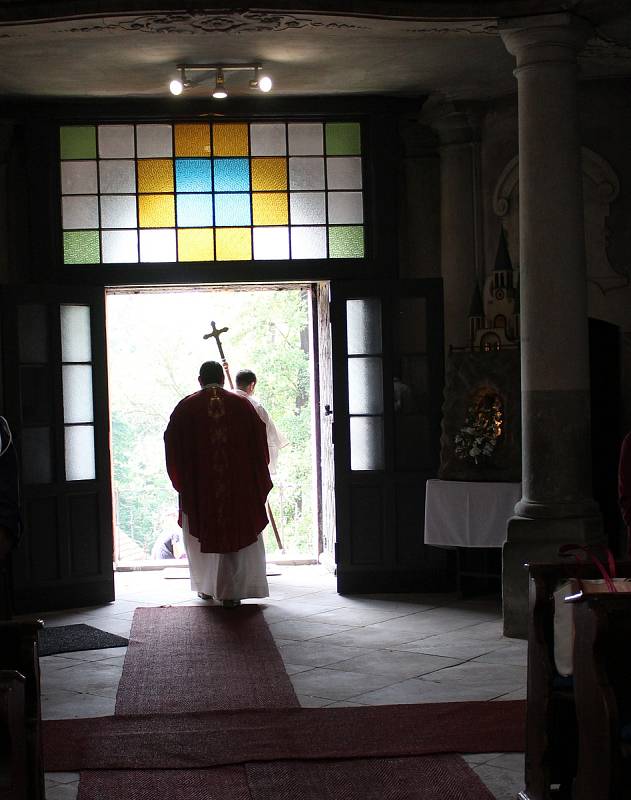 O víkendu se poprvé uskutečnil projekt obnovy tradice Svatodušní pouti ke kostelu sv. Ducha na viniční hoře v Liběchově.