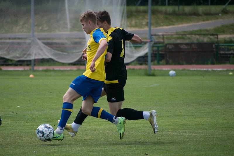 Divize B, 26. kolo: FK Neratovice-Byškovice (žluto-modré dresy) - Olympie Březová (2:0)