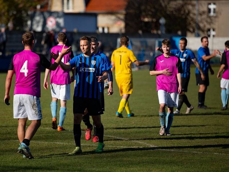 I. B třída, 13. kolo: FK Kralupy 1901 (fialové dresy) - Slavoj St. Boleslav (2:2)