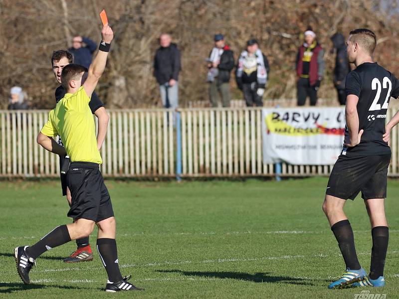 Divize B, 15. kolo: FK Brandýs - Sokol Libiš (v modrém) 1:2.