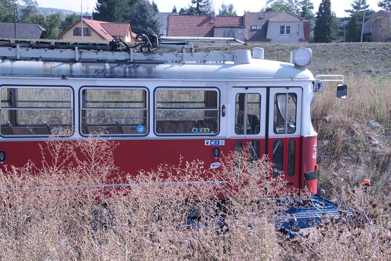 V noci na středu bylo možné na silnicích potkat rakouskou historickou tramvaj typu E1.