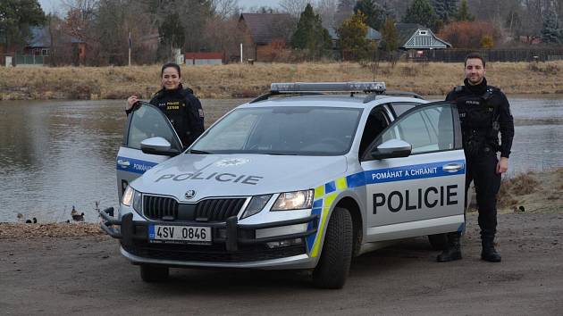 Oba policisté byli v Čelákovicích v rámci policejní výpomoci, jinak oba dva slouží v Ostravě. Nstržm. Aneta Samohýlová na Obvodním oddělení Ostrava Poruba  a kolega  nstržm. Filip Šrubař na Obvodním oddělení Ostrava Poruba 2.