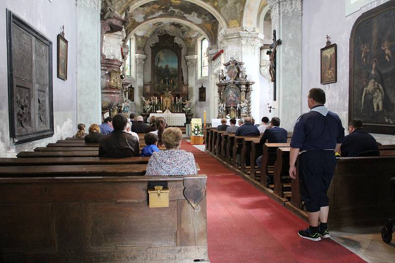 Snímek z projektu obnovy tradice Svatodušní pouti ke kostelu sv. Ducha na viniční hoře v Liběchově.