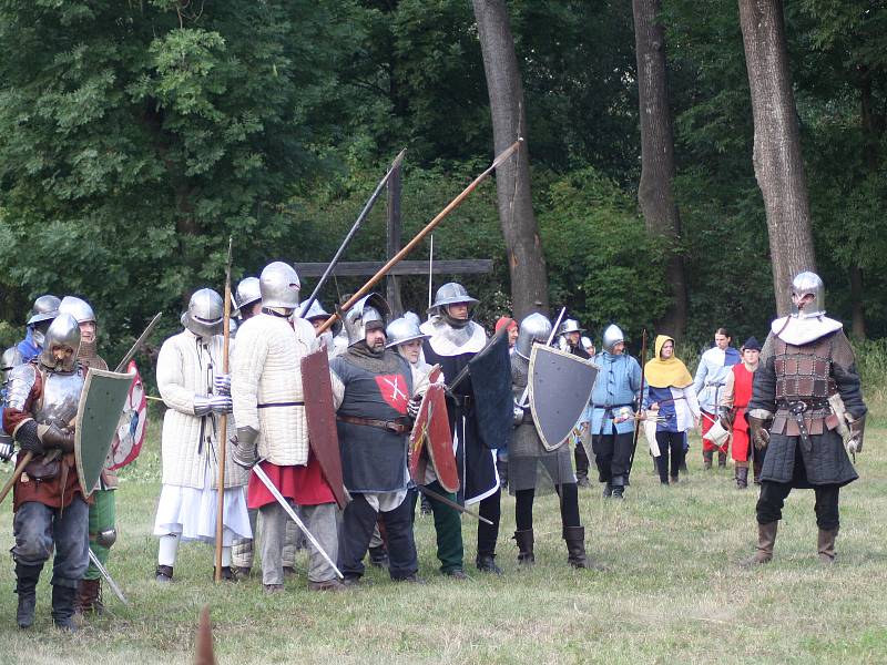 Hořínský park opět po roce ožil rytířským kláním, šermem a středověkou hudbou.