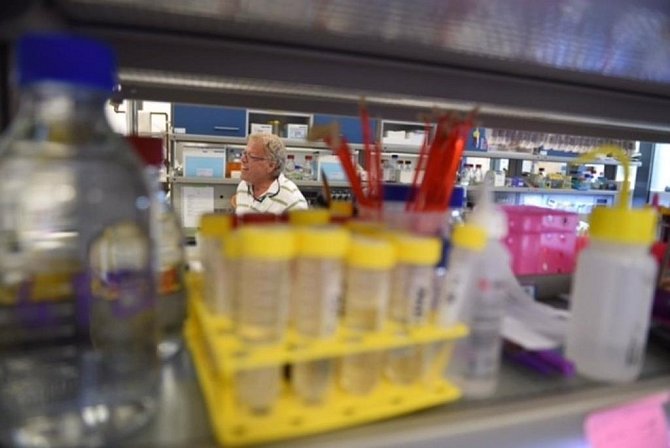 Zástupci Středočeského kraje navštívili výzkumné centrum BIOCEV. Laboratoř, kde vzniká lék proti rakovině.