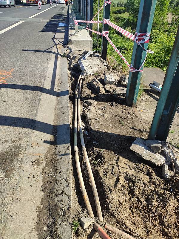 Protihluková stěna u pravého jízdního pásu dálnice D8 u obce Úžice ve směru na Ústí nad Labem.