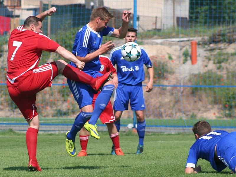 Fotbalisté Kel (v červeném) doma porazili rezervu Českého Brodu 2:0.