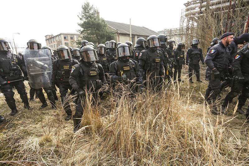 Taktické policejní cvičení v areálu Spolany Neratovice ve čtvrtek 17. března 2022.
