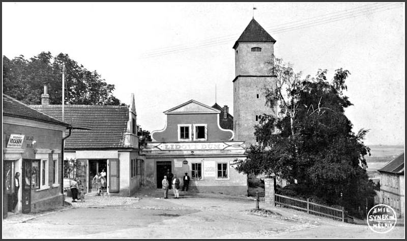 Nová ulice. Hostinec Lidový dům. Za domem s obchodem Fr. Knotka byla zahradní restaurace a kuželník. Snímek Emila Synka je z poloviny 20. let 20. století.