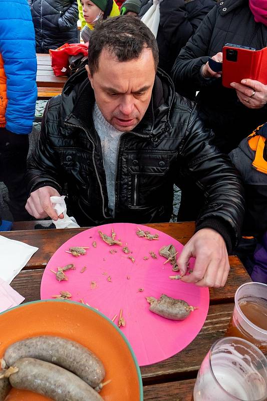 Maxijedlík Jaroslav Němec spořádal za pět minut dvě kila jitrnic.