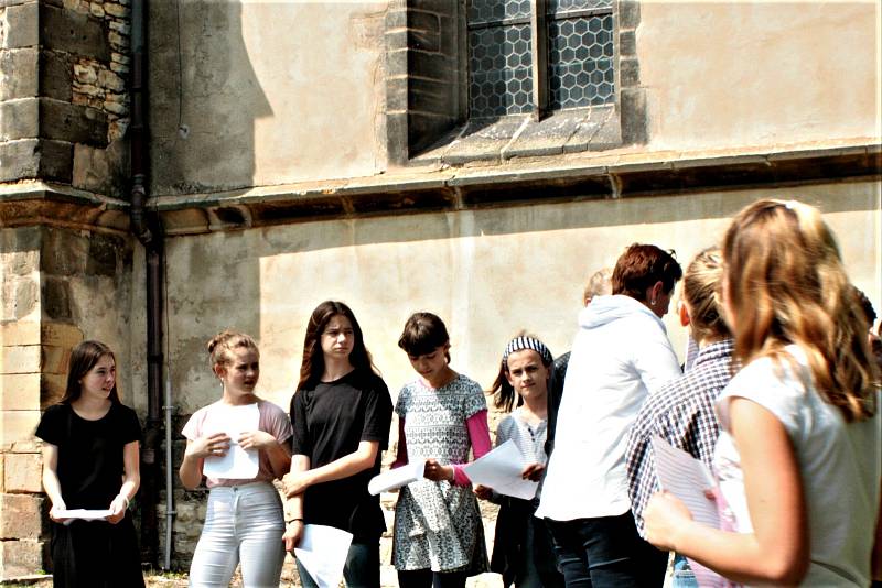 Den holocaustu a hrdinství, hebrejsky Jom ha-šoa se na mnoha místech Česka připomněl ve čtvrtek 2. května vzpomínkovými obřady. Vzpomínkové čtení v Mělníku zahájili v parčíku mezi kostelem sv. Petra a Pavla a mělnickou uměleckou školou zvoníci.