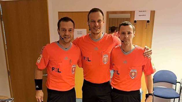 Asistent Jaroslav Hádek (vpravo) se svými kolegy Jiřím Pečenkou a Lukášem Nehasilem před zápasem Fortuna ligy Olomouc - Zlín.