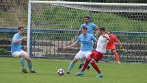 Fotbalisté FK Kralupy 1901 (modré dresy) pokračovali v jarní krasojízdě také v derby s Libčicemi, velkého soupeře doma porazili 5:2.