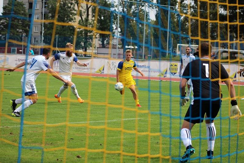 Neratovice (ve žlutém)  ve druhém kole divize B podlehly doma SK Kladno 0:2.