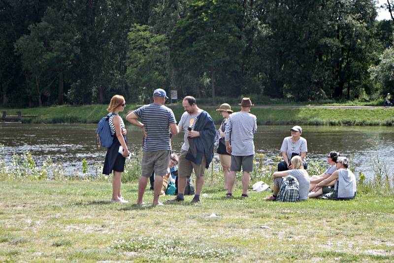 Náplavka před vinařstvím Bettiny Lobkowitz se v pátek zaplnila desítkami lidí převážně v námořnickém oblečení, kteří čekali na připlouvající loď Tajemství.