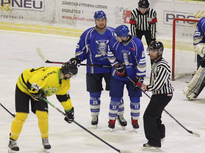 Krajská liga, 13. kolo: Velké Popovice (ve žlutém) - Kralupy (2:1 P).