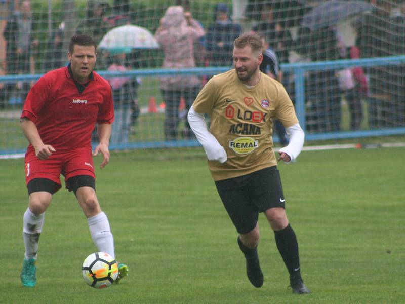 Fotbalisté Real top Praha porazili v charitativním utkání starou gardu Kojetice (v červeném) 8:3.