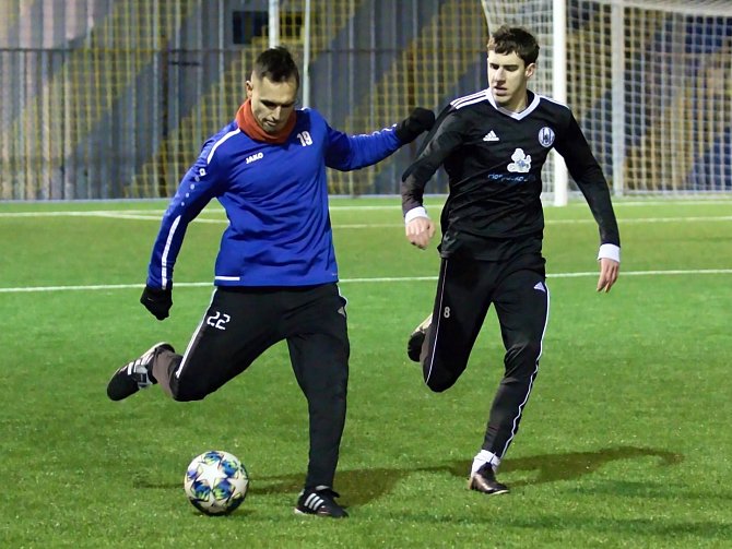 Fotbalisté Neratovic (v modrém) porazili v přípravném utkání sousední Libiš 4:3.
