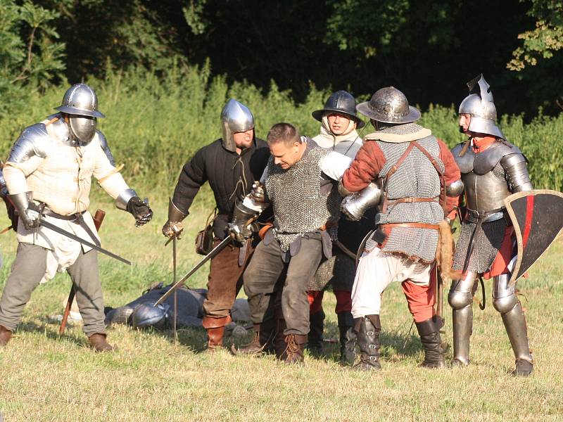 Hořínský park opět po roce ožil rytířským kláním, šermem a středověkou hudbou.