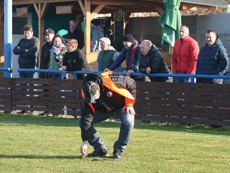 Fotbalisté Pšovky porazili v městském derby FC Mělník (černé dresy) i podruhé v sezoně, tentokrát doma 5:1.