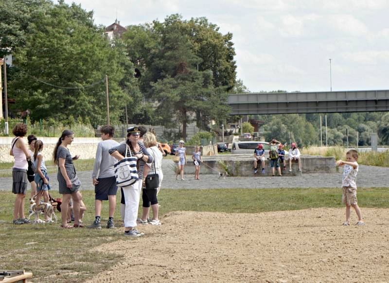 Náplavka před vinařstvím Bettiny Lobkowitz se v červenci 2020 zaplnila desítkami lidí, kteří čekali na připlouvající loď Tajemství, jež byla úvodem do projektu Imaginárium bratří Formanů.