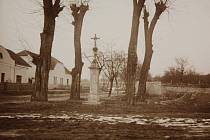 Morové pohřebiště u bývalých jatek. Křížek stál až do r. 1952, kdy byl vandaly poškozen. Takto fotograf místo zachytil v roce 1923.