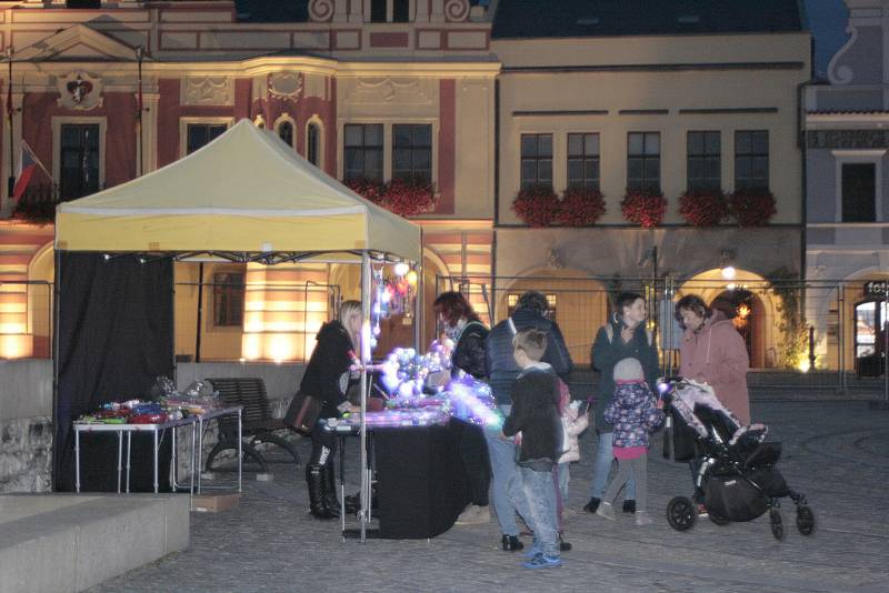 Náměstí Míru v Mělníku v pátek 8. listopadu ožilo. Základní škola Jungmannovy sady totiž uspořádala již 24. ročník průvodu svatého Martina.